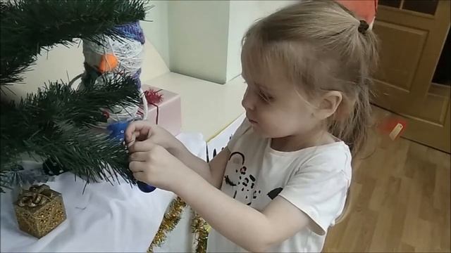 Дети наряжают елку к Новому году в детском саду Краснодар смотреть онлайн