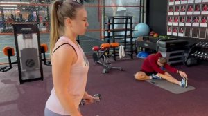 Тренировка на бицепс, трицепс и грудь в тренажерном зале