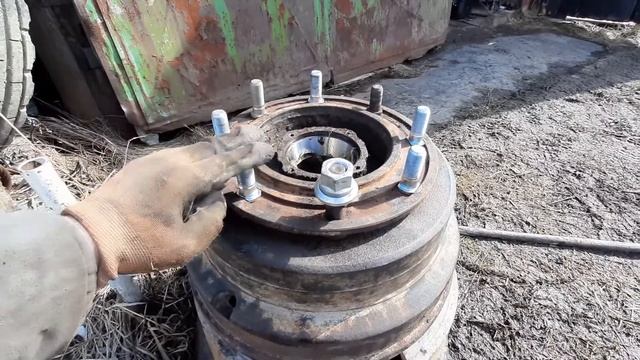 Бескамерки на ЗиЛ - 4514, меняю шпильки, ступичный подшипник, колодки. (часть 2) смотреть онлайн