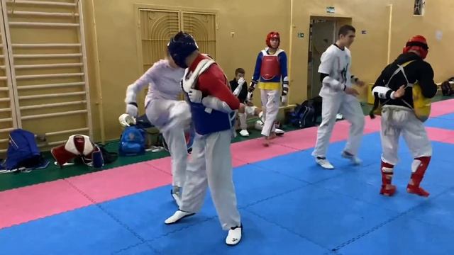 Крутая тренировка тхэквондо ВТ в толстых жилетах смотреть онлайн