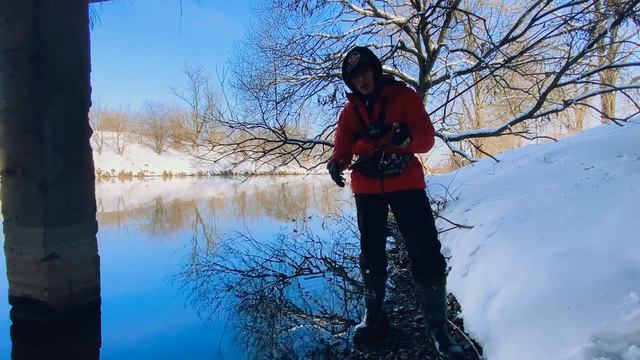 КРУПНЫЙ ОКУНЬ на ультралайт. Трудовая спиннинговая рыбалка зимой. Favorite Team. смотреть онлайн
