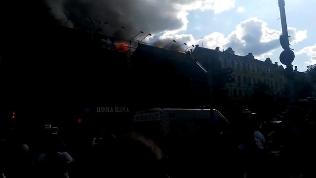 Сгорел заброшенный гастроном на Хрещатике. Ждем красивый дом на месте руин. смотреть онлайн