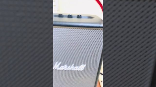 เสียงที่ได้จากการเชื่อมลำโพง Marshall Tufton กับ Marshall Woburn II ผ่านสาย AUX 3.5 смотреть онлайн