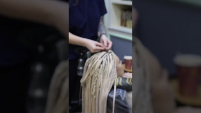 В последнее время у нас большой спрос именно на де-косы ? #дреды #дредокудри #брейды #прически смотреть онлайн