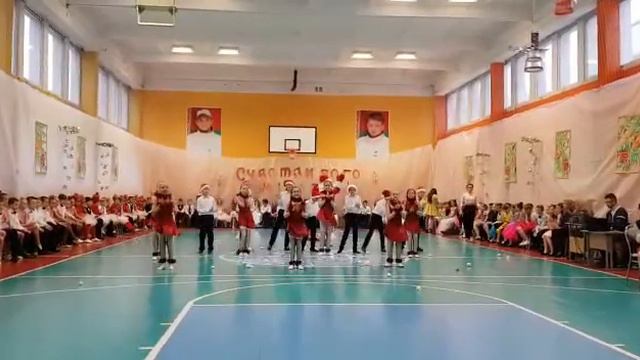 Новогодний танцевальный микс от 4 Е класса Минск гимназия 16. Андриано Челентано в гостях столичных смотреть онлайн