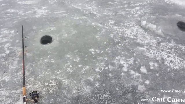 Зимняя рыбалка на мормышки и мотыля, улов несколько окуней смотреть онлайн