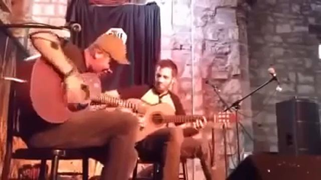 Два гитариста на сцене зажгли весь зал_Two guitarists on stage lit the whole roo смотреть онлайн