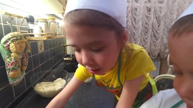 Аня и Саша пекут пончики. смотреть онлайн