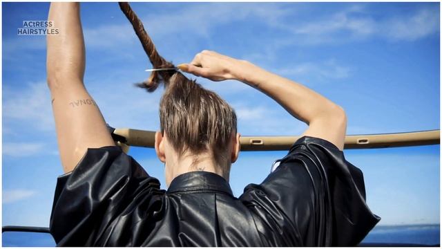 Woman cut her longhair in Music Vidoe смотреть онлайн