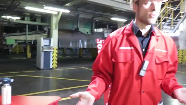 Дмитрий Мачевский, начальник производства Rockwool, демонстрирует негорючие свойства теплоизоляции смотреть онлайн