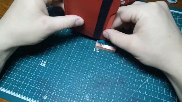 Обрабатываем края кожи. Красим торец изделия. Собираем Кард-холдер (кардхолдер).