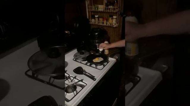 sunny side up eggs for eddie at classic mobile home смотреть онлайн