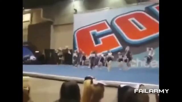Девушка разбивает попой витрину приколы 2019 смотреть онлайн