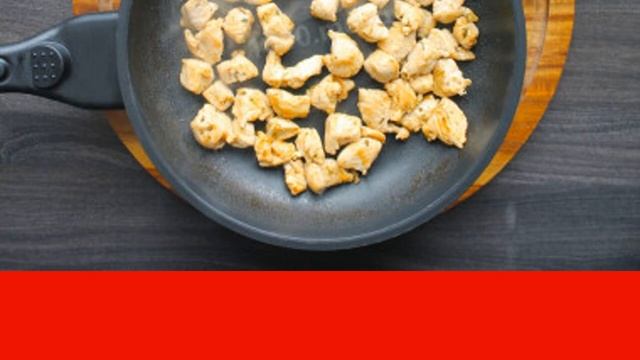 Salad with chicken beans and crackers смотреть онлайн