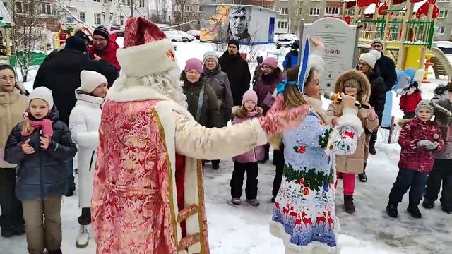Новогодние елки провели во дворах Канавинского района сотрудники домоуправляющей компании
