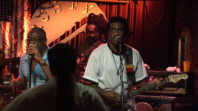 Father Dale & The Give Thanks Band performing 400 Years смотреть онлайн