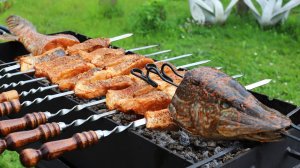 Шашлык из крупной щуки на мангале. Любимое блюдо гостей.