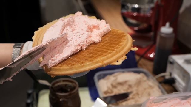 광장시장 생크림 와플 / waffle with apple jam whipped cream / korean street food смотреть онлайн