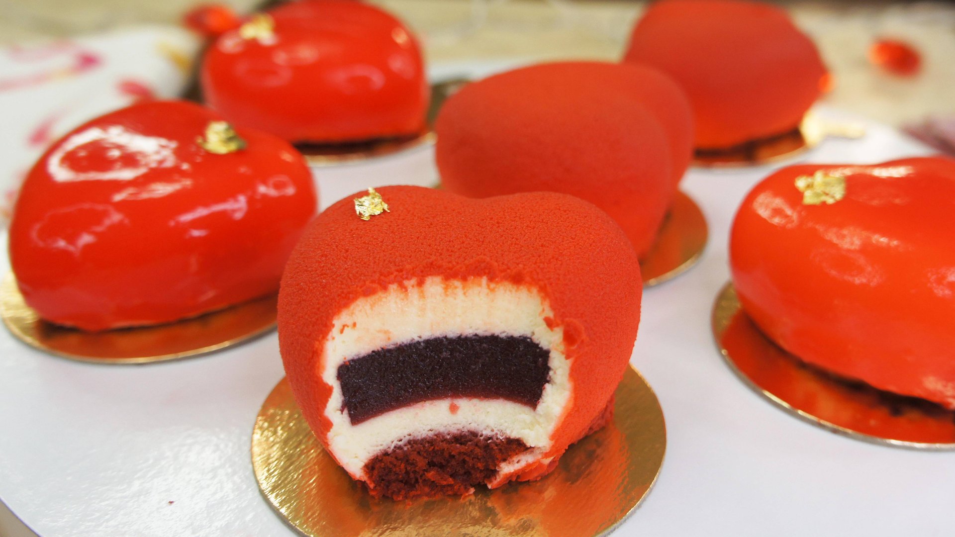 МУССОВЫЕ ПИРОЖНЫЕ "СЕРДЦЕ" РЕЦЕПТ | ПИРОЖНЫЕ КО ДНЮ СВЯТОГО ВАЛЕНТИНА смотреть онлайн