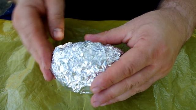 Картофель с яйцом и маслом, на мангале в фольге. смотреть онлайн