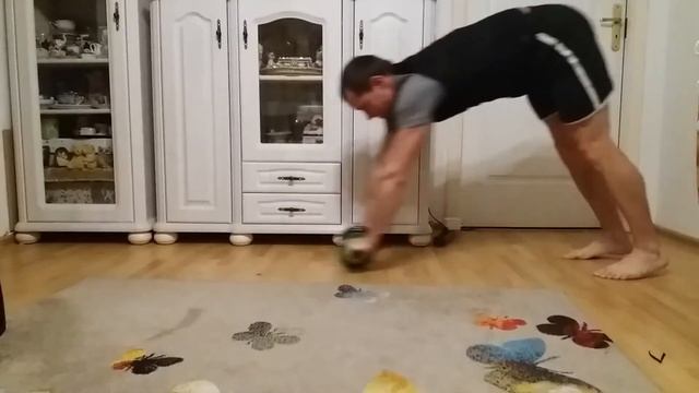 Гимнастический ролик. Пресс в полную амплитуду 10 раз. смотреть онлайн