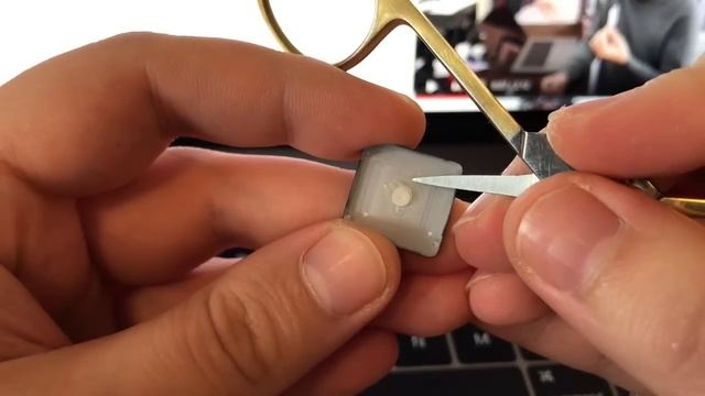 ЗАЛИПАЕТ КЛАВИША Apple MacBook Pro клавиатура бабочка! Что делать? Решаем проблему двойного нажатия смотреть онлайн