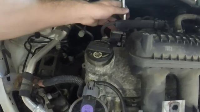 Honda Fit 07-08 spark plug replacement смотреть онлайн