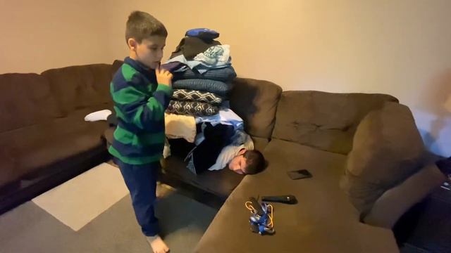 Старший брат Aleks навестил нас на выходных/Игры/Американская аптечка смотреть онлайн