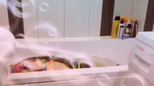 Я в ванной!! Скоро уже едем на море!!! Там я буду с разными штуками в ванной купаться!!!