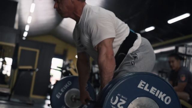 VLOG 5 - Insane Leg Workout | Epic Food | Mini Golf For Quad Sweep смотреть онлайн