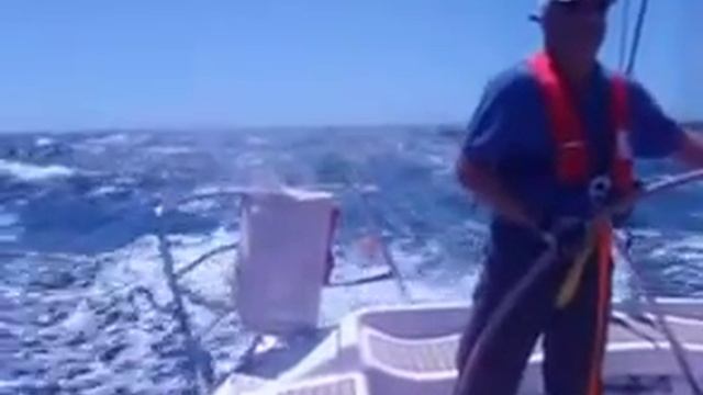 Surfing Wave Sweeper at 17.8 knts смотреть онлайн