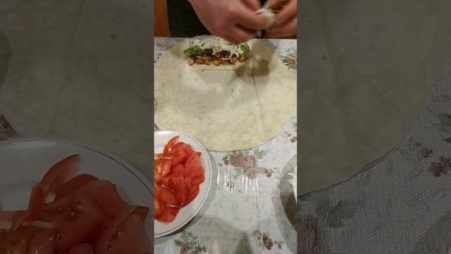 Как правильно завернуть шаурму. Когда делаешь сам для себя ,то получается очень вкусно)))