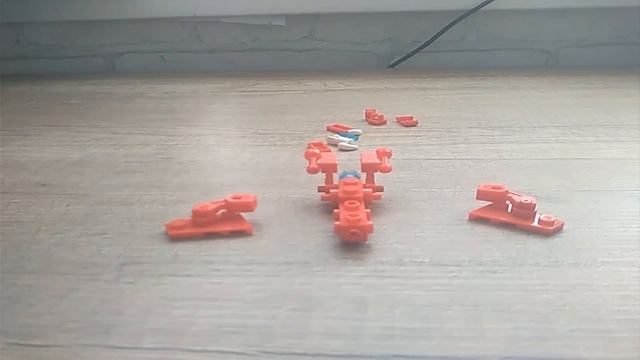 как собирать маленький самолётик Лего. смотреть онлайн