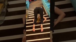 Иосиф Пригожин показал как певица Валерия занимается йогой