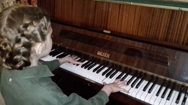 День Победы играет Алина Кризская смотреть онлайн