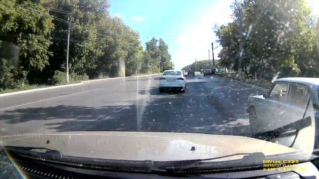 е184нм13 приткнул его носом за такое вождение. смотреть онлайн