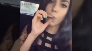 девочка курит