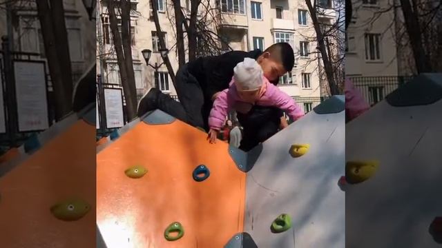 Занимательный день в парке Новослободский#новослободскийпарк#дети#детскаяплощадка смотреть онлайн