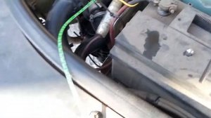 Рено Логан стравливаем воздух из системы охлаждения с помощью капельницы.