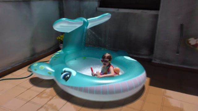 Детский канал. Jennifer купается в бассейне. Очень жаркий день смотреть онлайн
