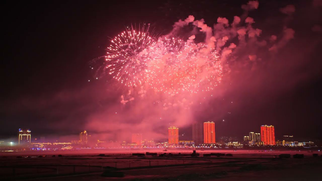 Это было феерично: благовещенцы на набережной посмотрели салют, запущенный в другом государстве смотреть онлайн