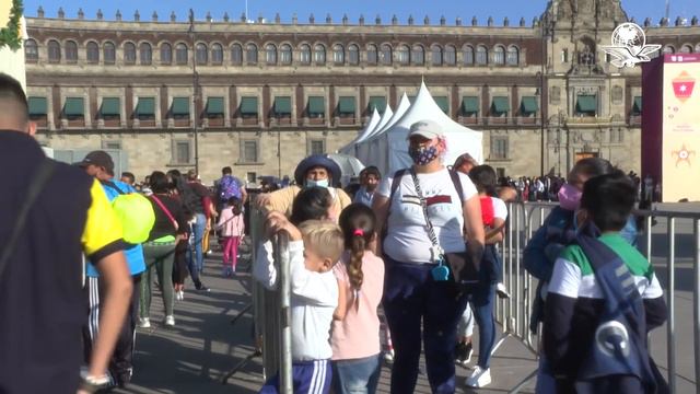 Ante anuncio de cierre, capitalinos corren a verbena navideña del Zócalo смотреть онлайн