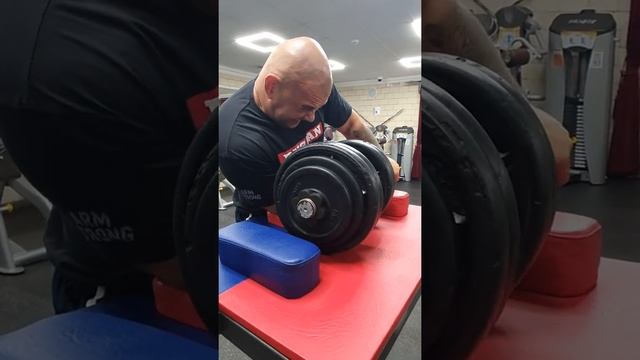 Подъём гантели одной рукой 62 кг. смотреть онлайн