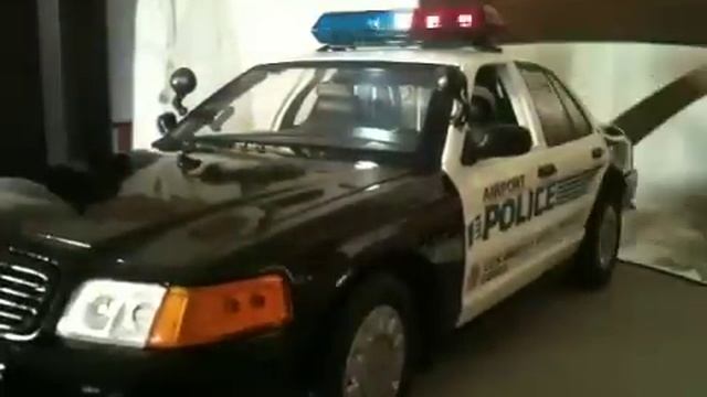 1/18 LAX Police w/Lights смотреть онлайн
