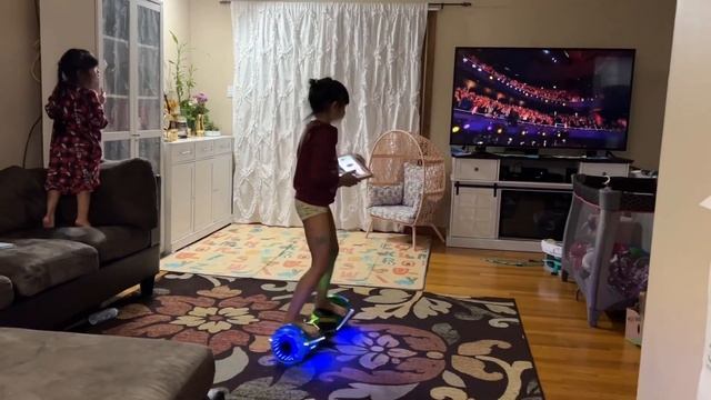 Debby and Annie riding hoverboard смотреть онлайн