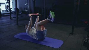 Подъемы корпуса с ногами на вису с блином/ Plate legs elevated chest lift