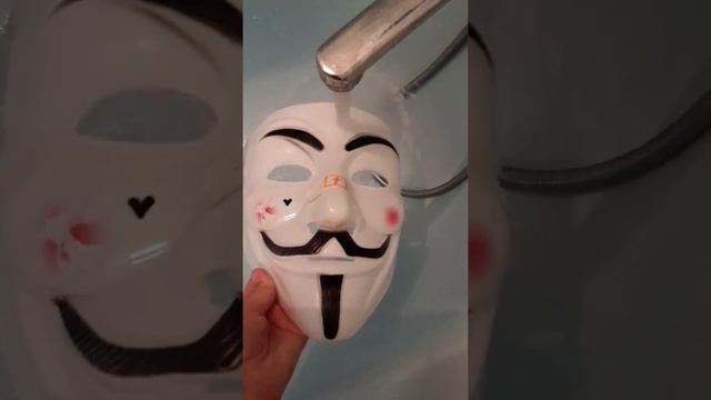 пытаюсь почистить маску анонимуса😂😂🙂 смотреть онлайн