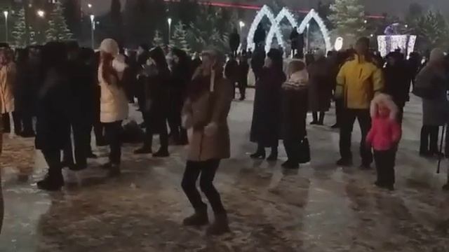 ЗАЖИГАЕТ БАБУЛЯ 80 ЛЕТ смотреть онлайн