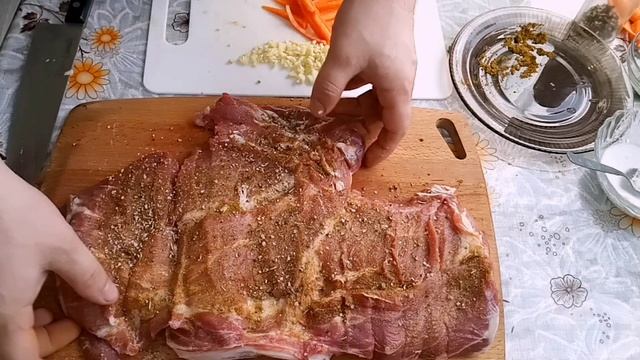 СВИНАЯ ШЕЙКА.ГОТОВИМ ШИКАРНЫЙ РУЛЕТ ИЗ СВИНОЙ ШЕИ. как приготовить рулет из мяса. смотреть онлайн