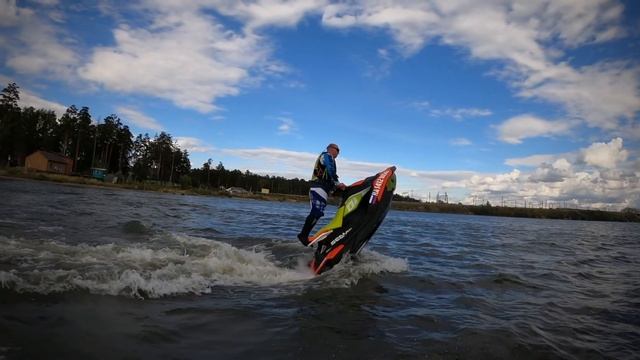 Испытываем с другом возможности гидроциклов Sea-Doo Spark Trixx от BRP. смотреть онлайн